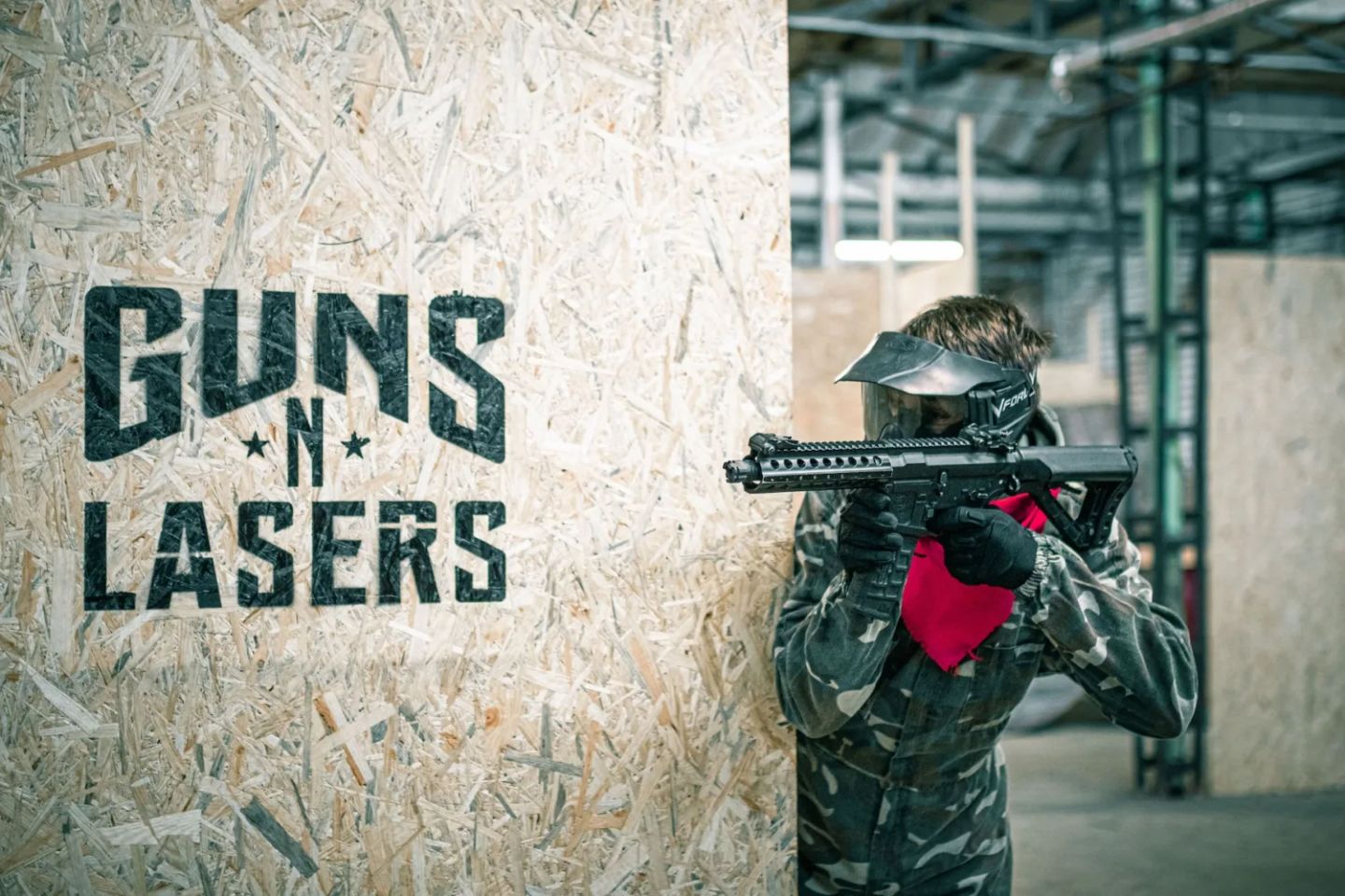 airsoft spēlētājs aiz aizsega