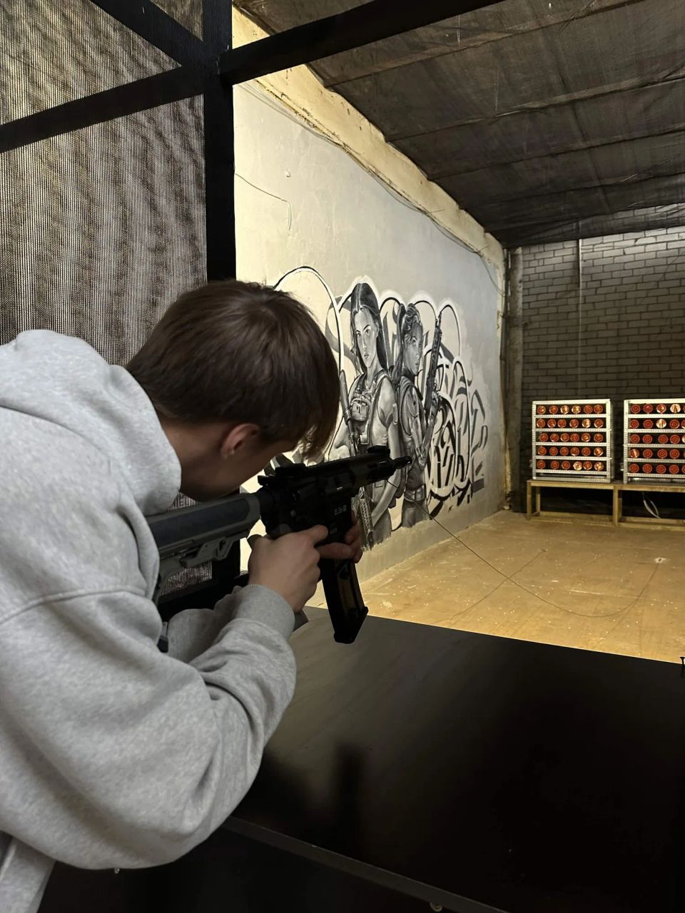 vīrietis šauj pa airsoft mērķi