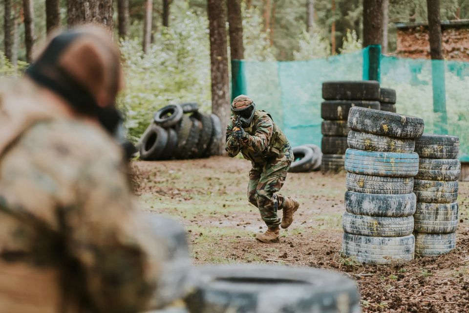 airsoft spēlētāji mērķē viens uz otru