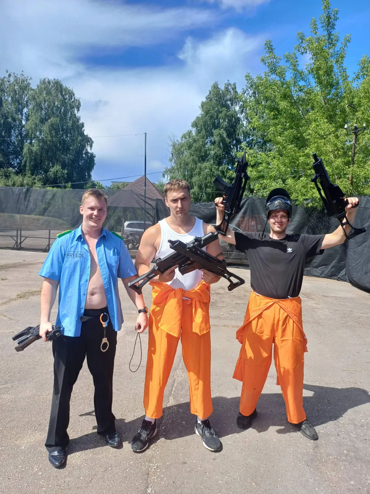 draugu kompānija spēlē airsoftu jeb straikbolu