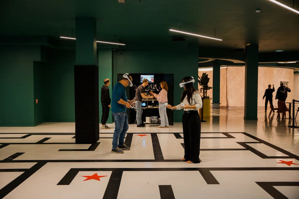 komanda spēlē brīvās staigāšanas VR
