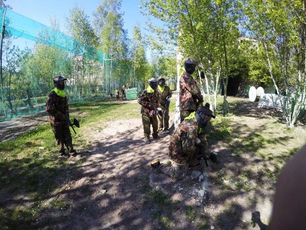 Spēlētāju grupa GUNSnLASERS āra spēļu laukumā