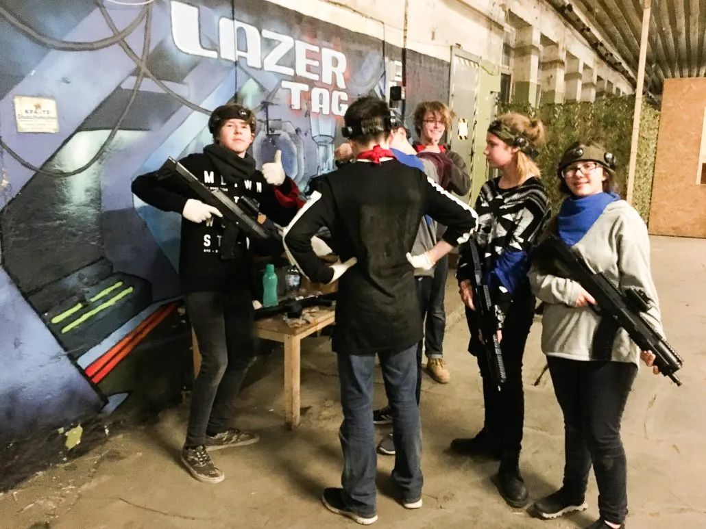 Lāzertaga spēlētāju grupa Juglas izklaides parkā