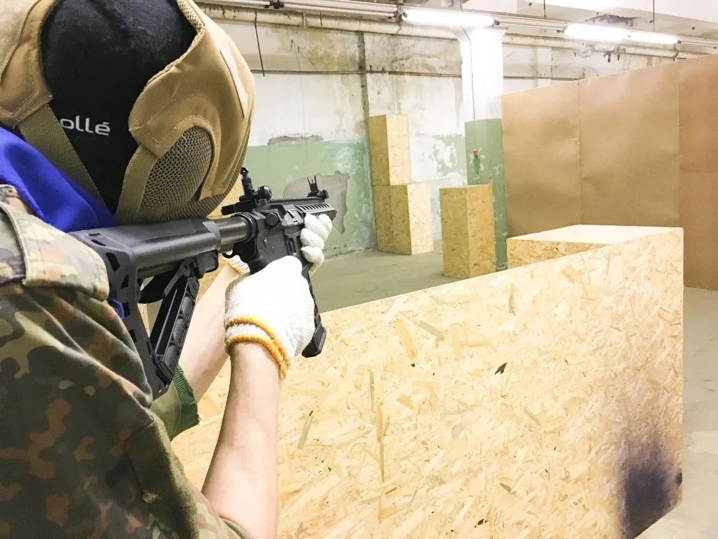 Spēlētājs tēmē ar lāzertaga ieroci Juglas iekštelpu laukumā