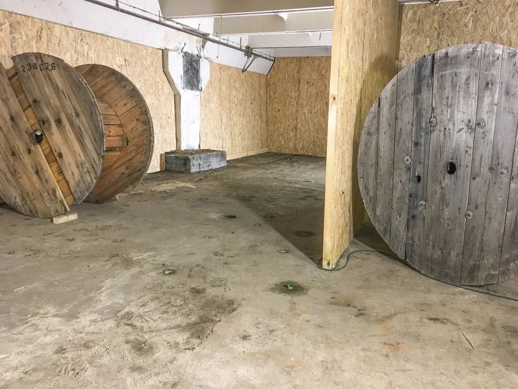 Juglas iekštelpu peintbola laukums ar koka spoļu aizsegiem