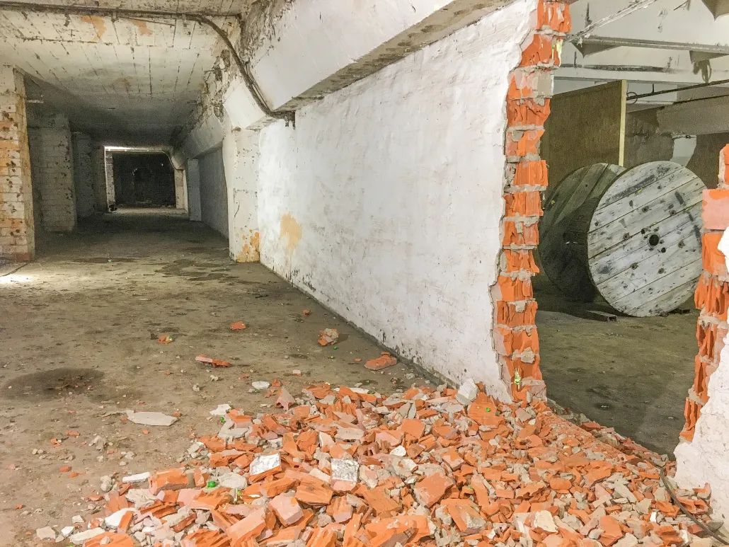 Juglas iekštelpu peintbola laukums industriālā ēkā
