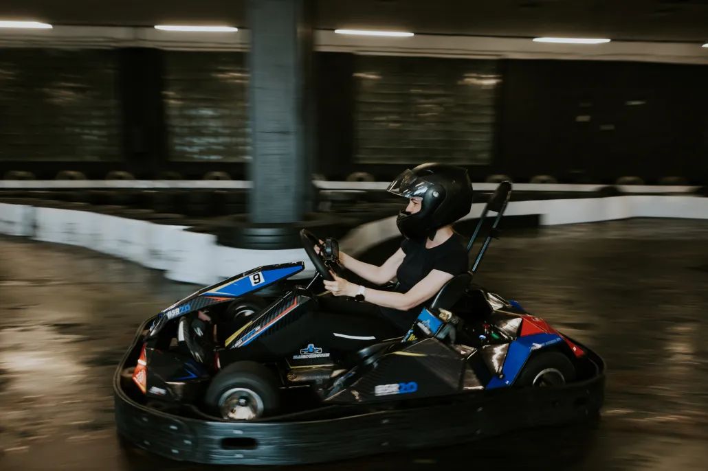 Braucējs ar elektrokartingu GUNSnLASERS iekštelpu trasē
