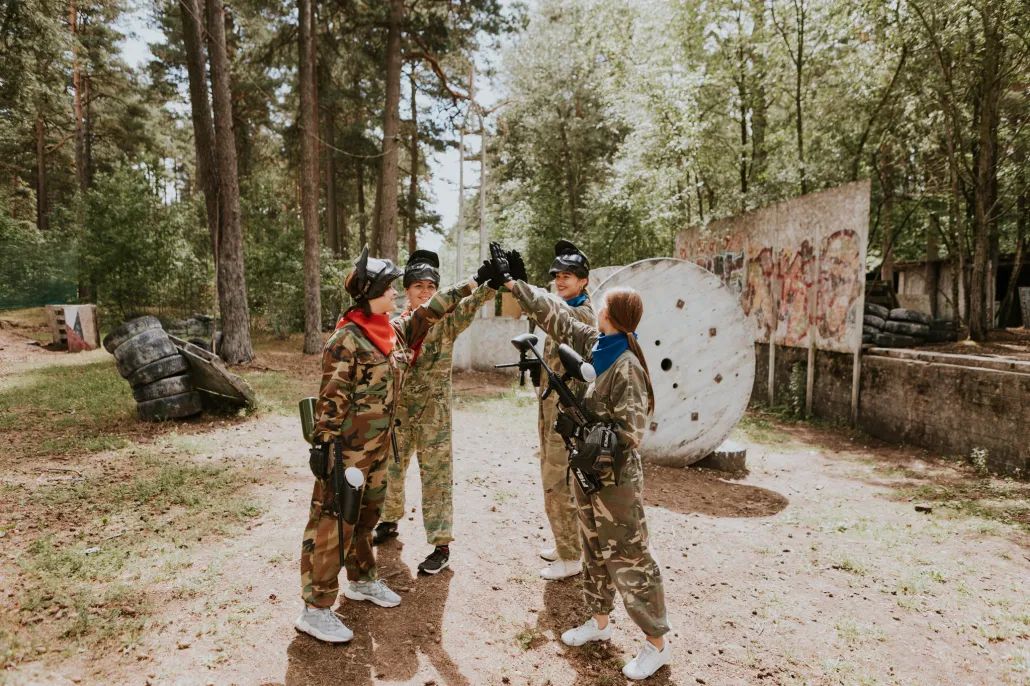Peintbola spēlētāju instruktāža GUNSnLASERS āra laukumā