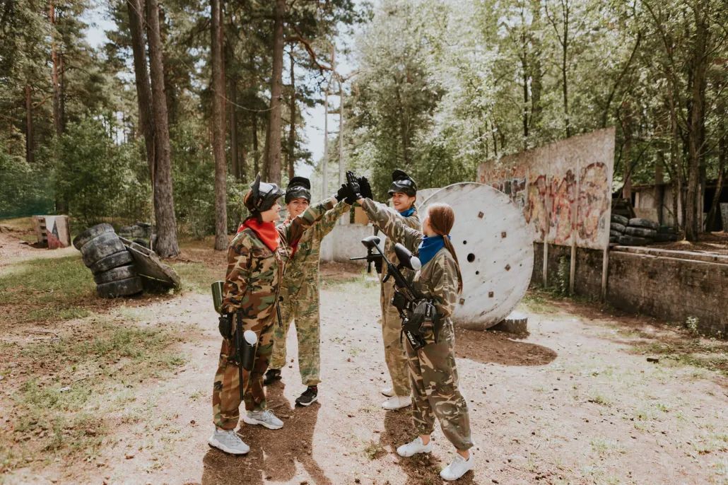 Korporatīvais saliedēšanas pasākums Rīgā GUNSnLASERS aktivitāšu parkā kolektīvs