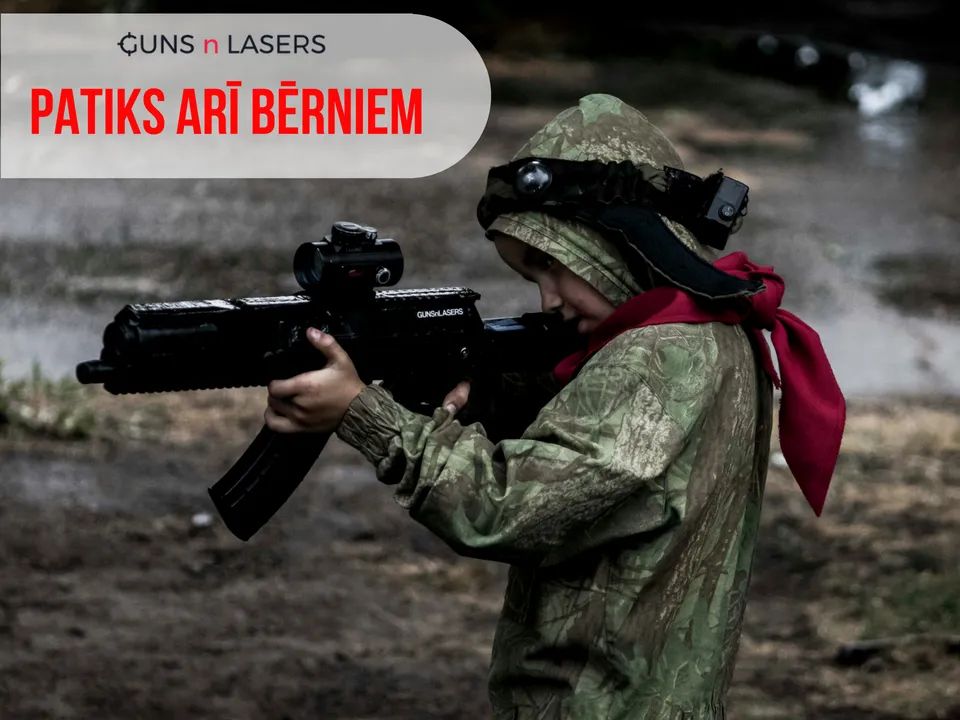 Bērns peintbola ekipējumā GUNSnLASERS spēļu laukumā