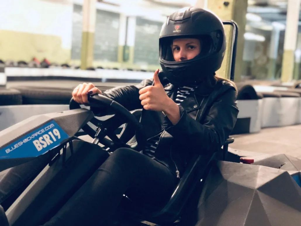 Bērns elektrokartingā Juglas iekštelpu trasē
