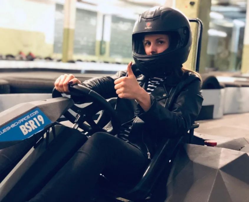Bērns elektrokartingā Juglas iekštelpu trasē
