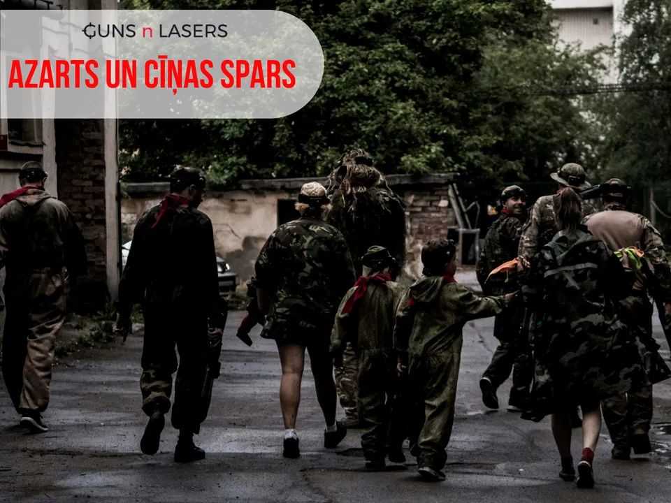 Spēlētāju grupa dodas uz lāzertaga laukumu