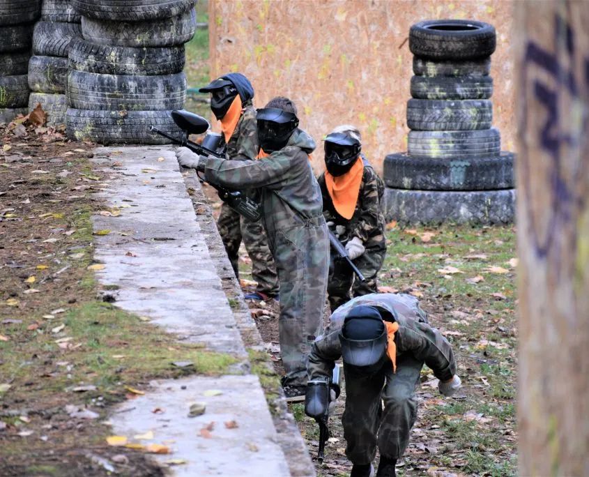 Skolēni spēlē peintbolu GUNSnLASERS āra laukumā