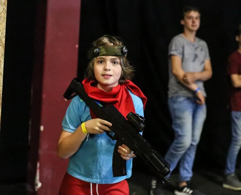 Bērns ar lāzertaga ieroci GUNSnLASERS pasākumā