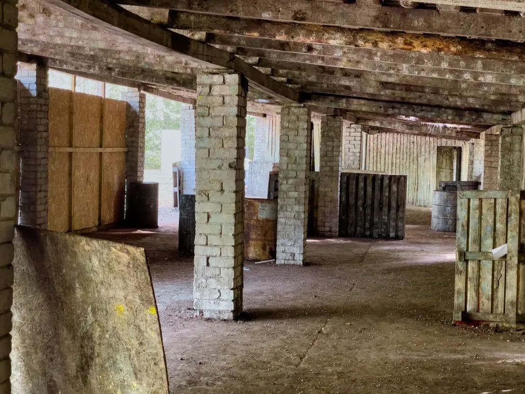 Tukšs Juglas iekštelpu peintbola laukums ar šķēršļiem