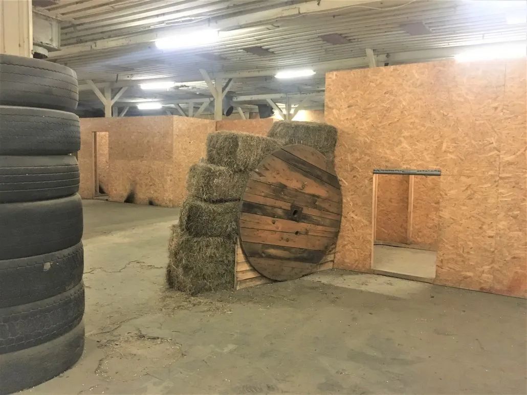 Juglas iekštelpu spēļu laukums ar riepu un koka aizsegiem