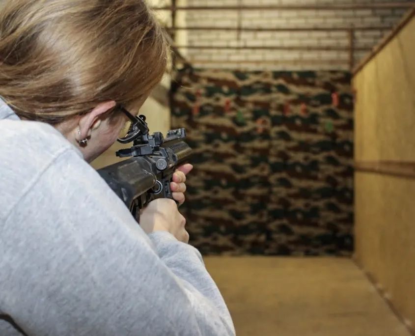 Sieviete tēmē airsofta šautuvē Šampētera izklaides parkā