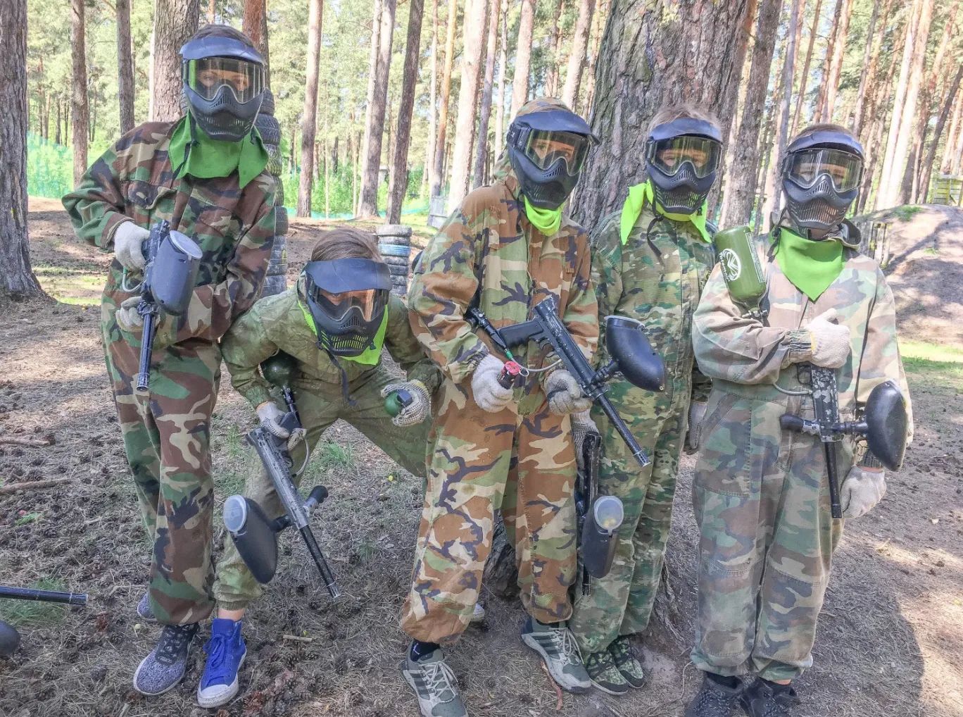 GUNSnLASERS atpūtas telpa ar galdiem un skapīšiem