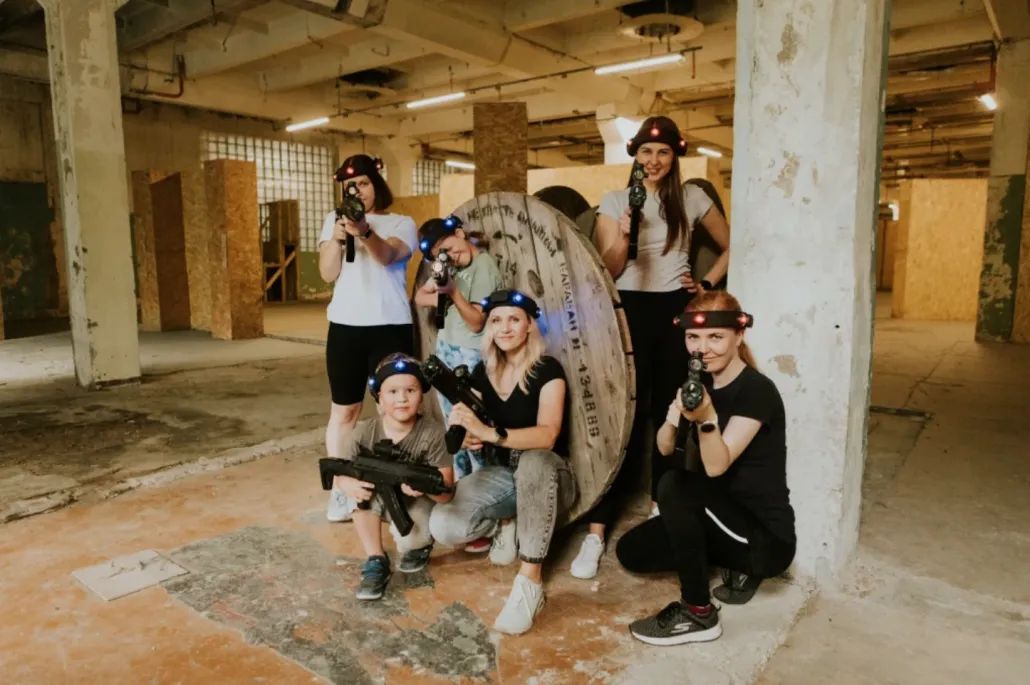 Draugu grupa ar lāzertaga ieročiem GUNSnLASERS parkā