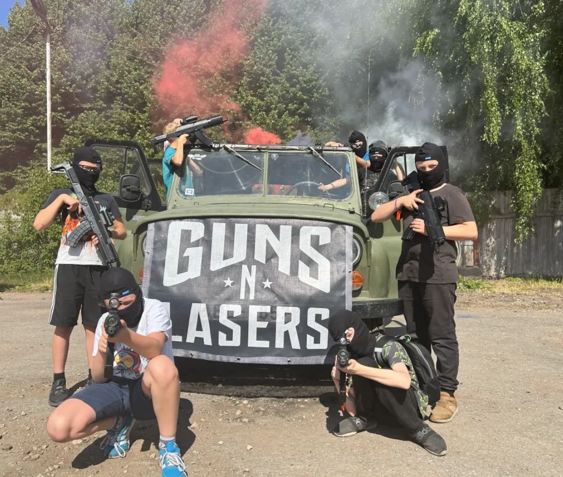 Lāzertaga ballītes dalībnieki pie GUNSnLASERS auto