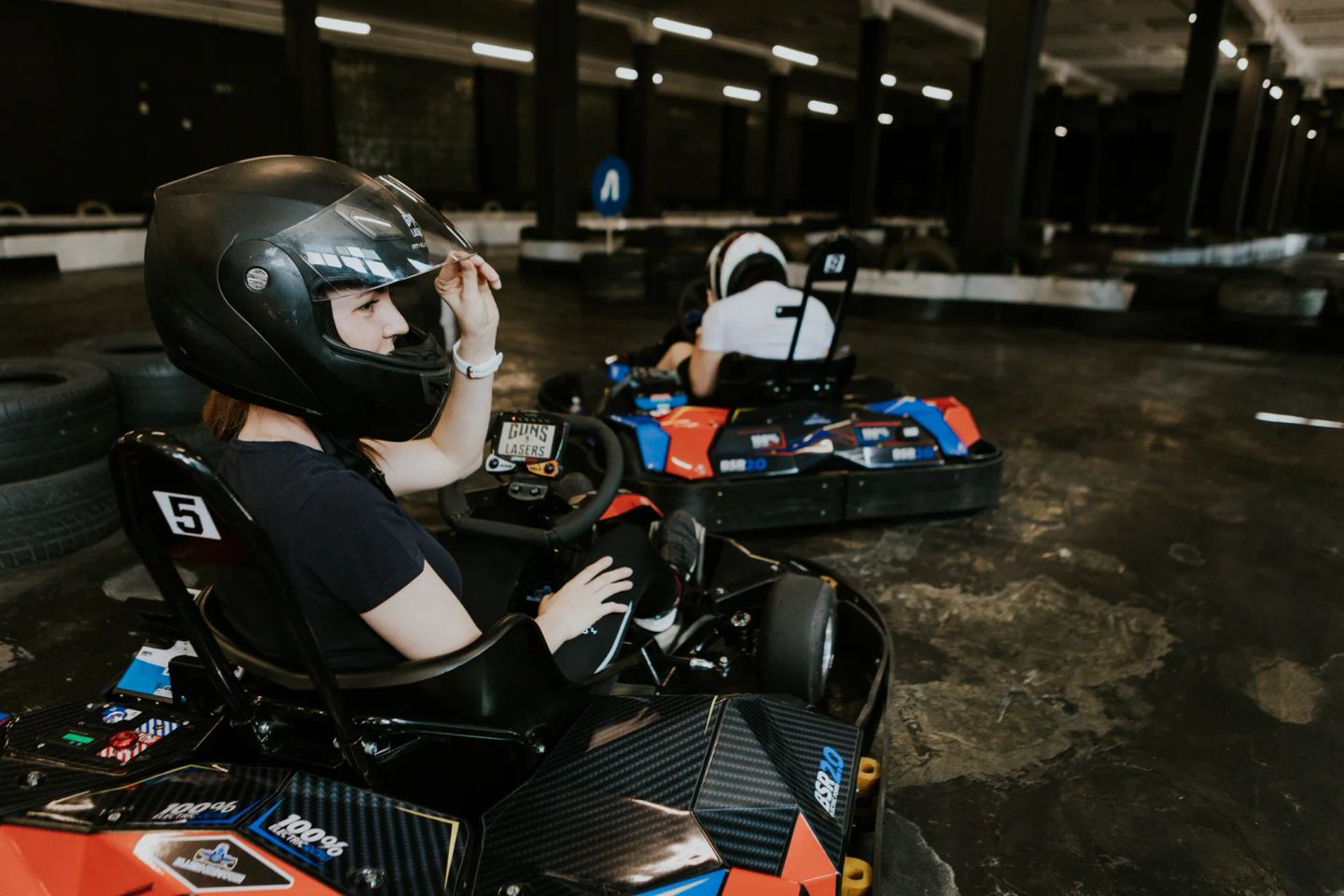 Divi elektrokartingi. Braucēji gatavojas pirmajam aplim.