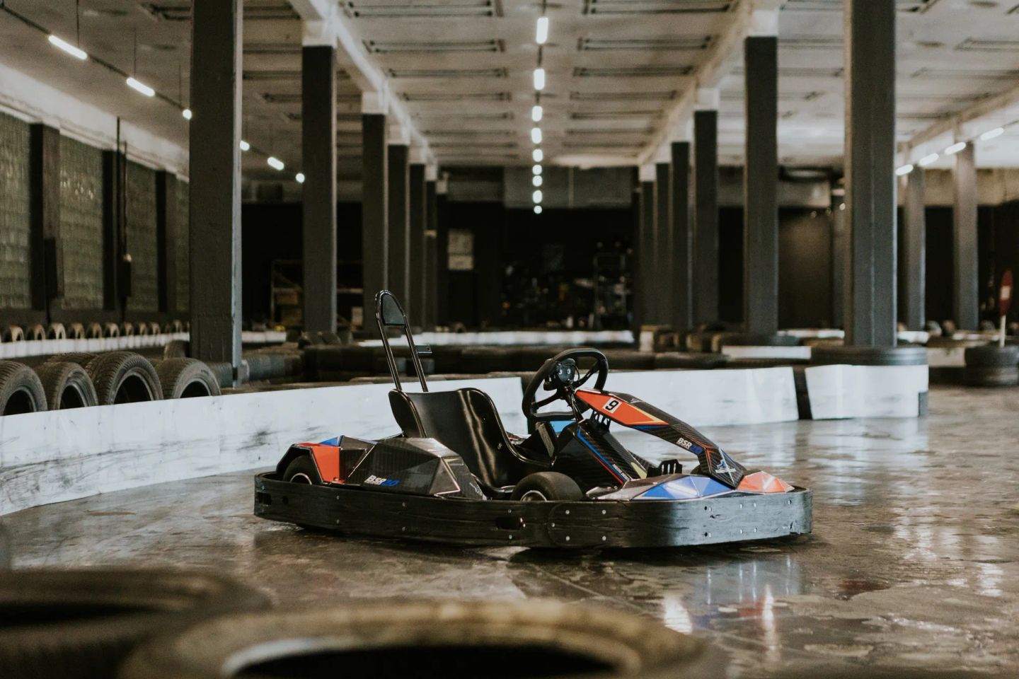 Elektrokartings Juglas GUNSnLASERS iekštelpu trasē