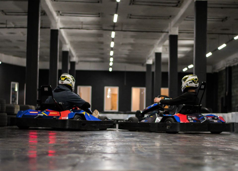 draugi sacenšas elektrokartingu trasē