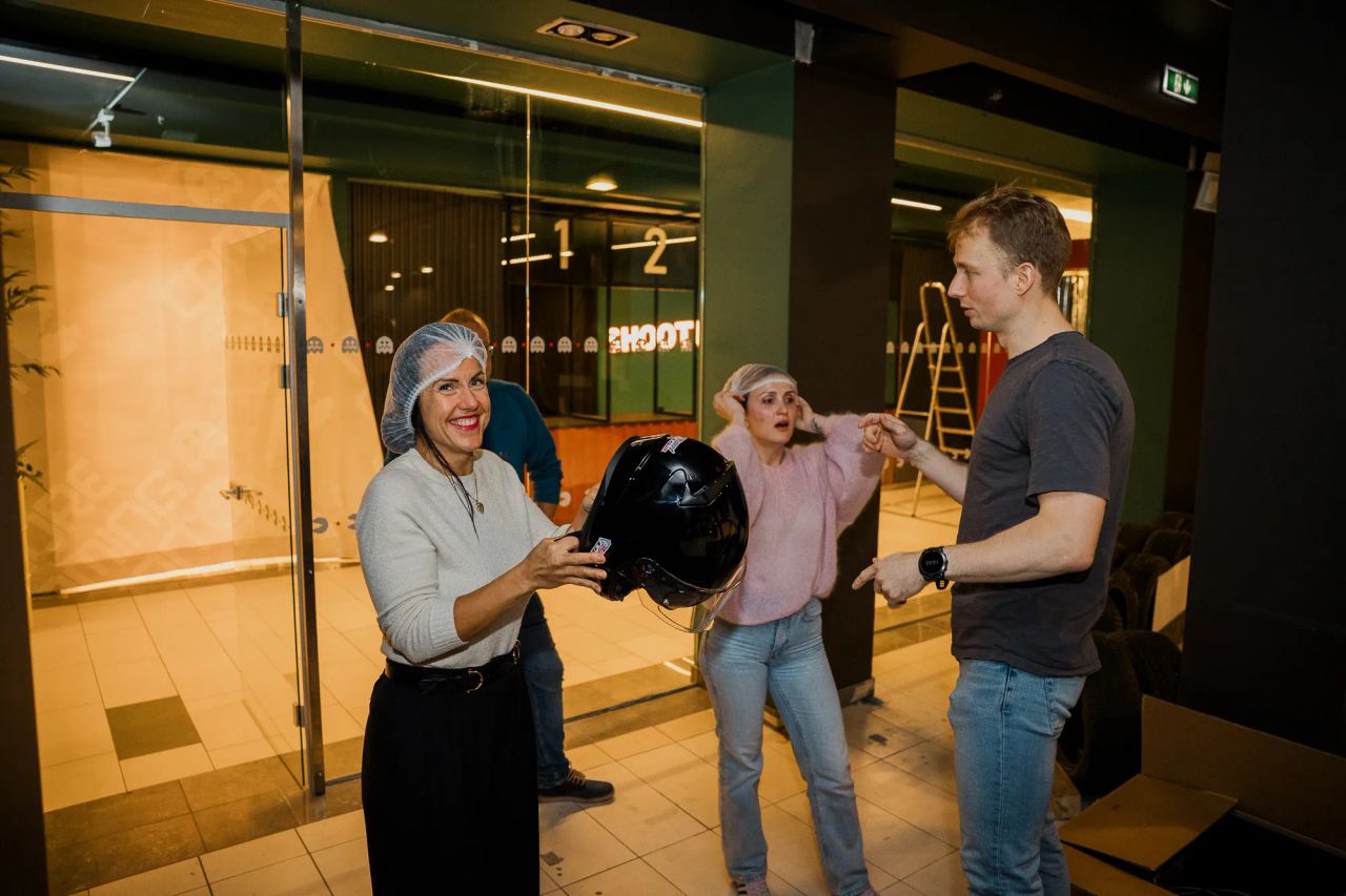 draugu kompānija pirms kartingu brauciena