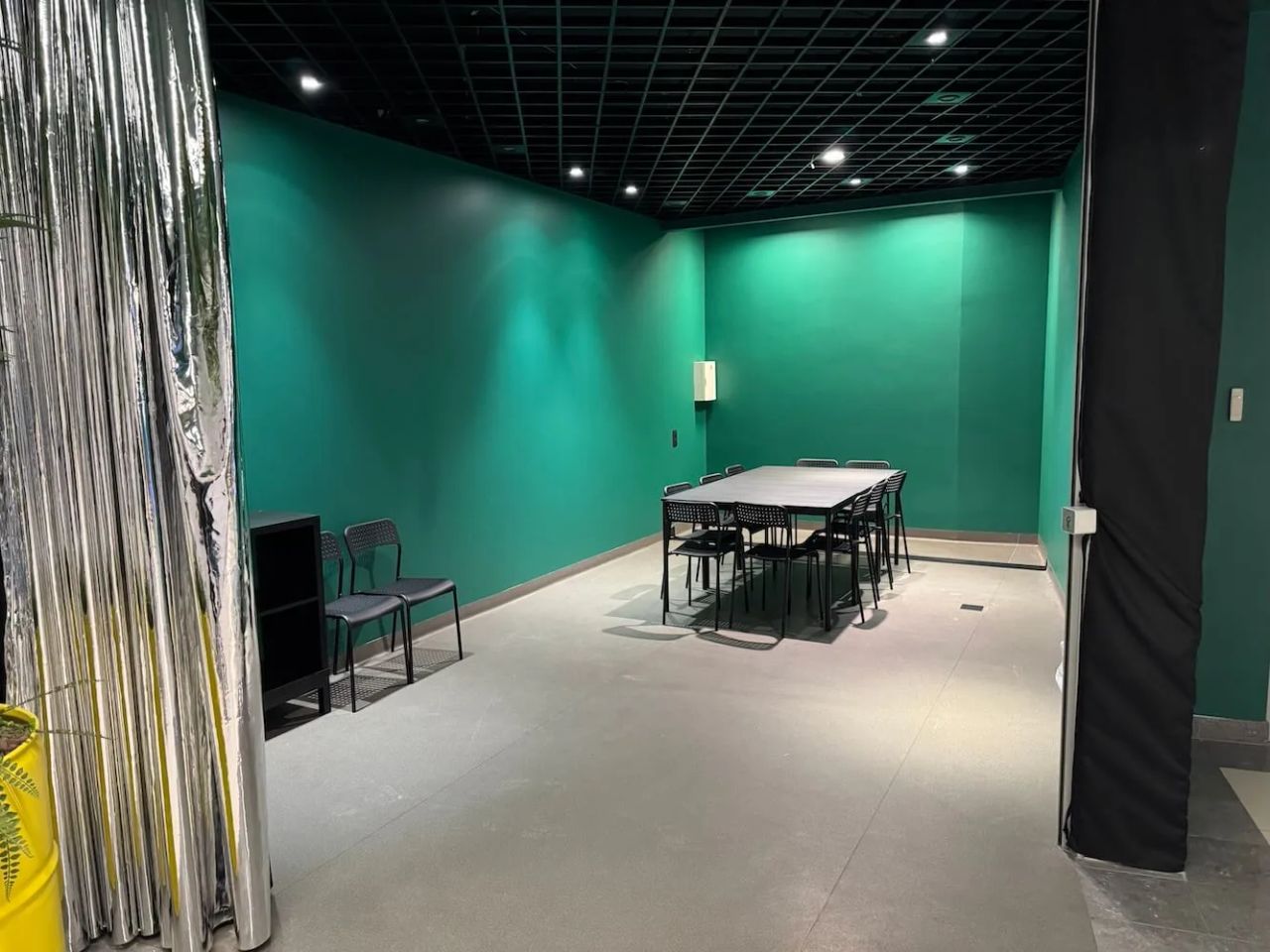 Ballīšu telpa Galerija Centrs - galds un krēsli aiz aizkara