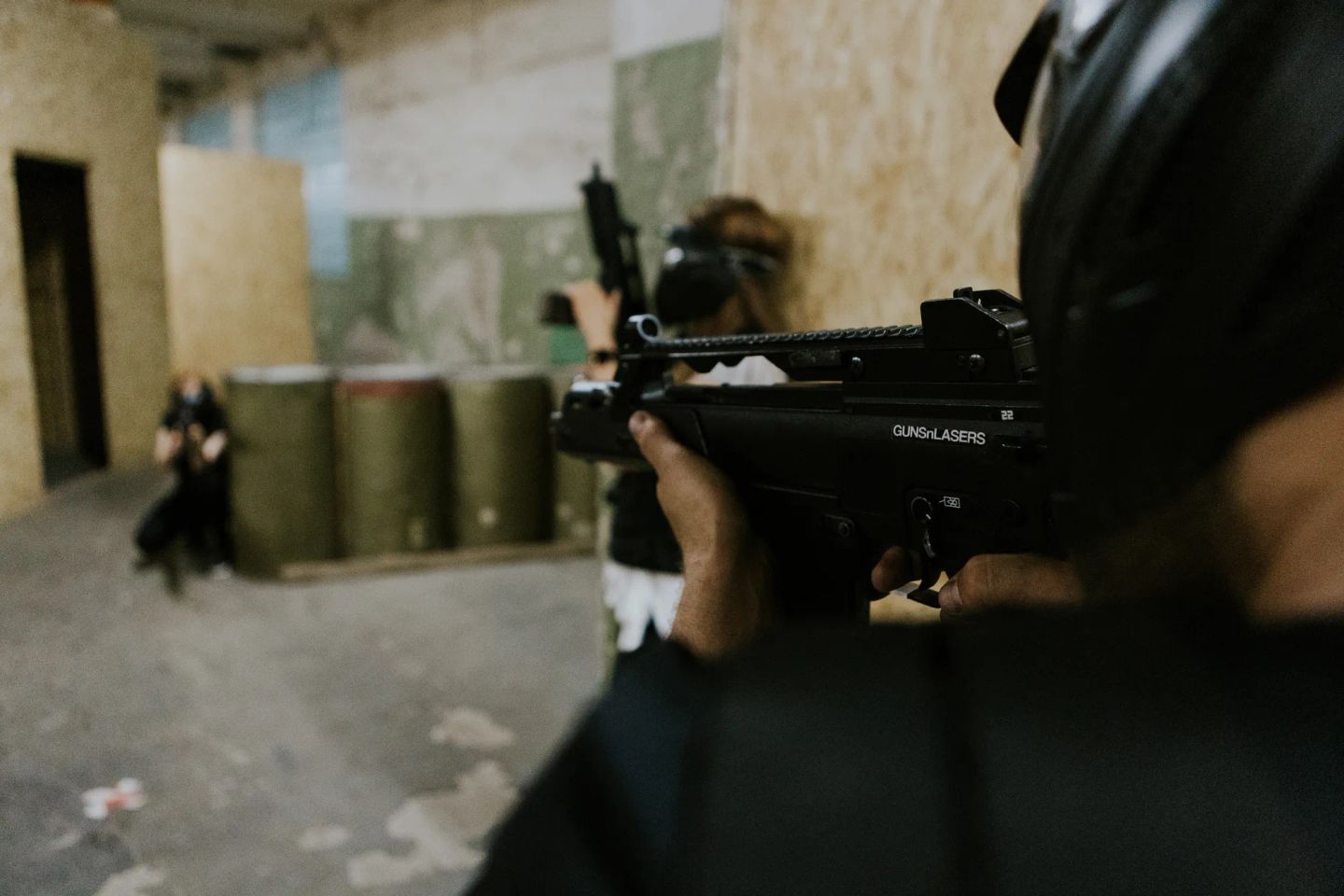 Airsofta spēlētājs tēmē iekštelpu laukumā