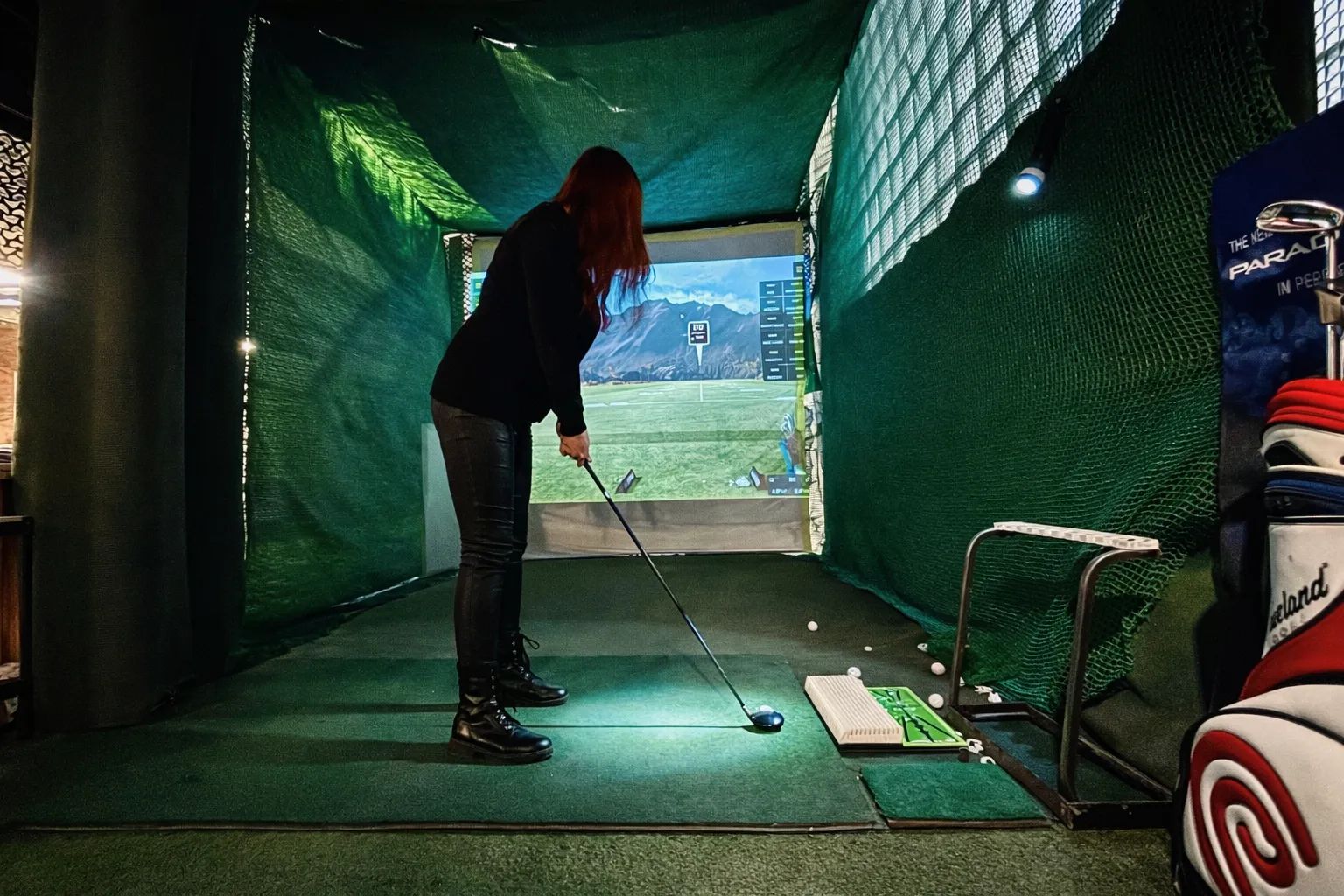 golfa simulators gunsnlasers izklaides parkā