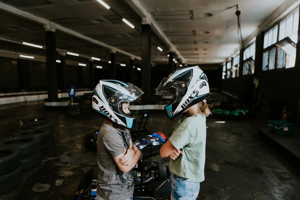 bērni brauc ar kartingiem iekštelpu hallē