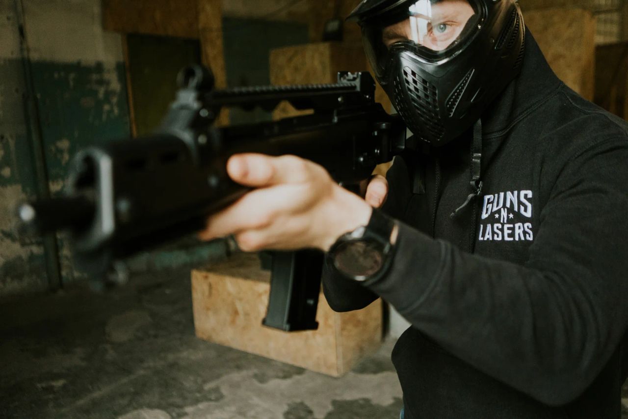 vīrietis tēmā ar airsoft ieroci jeb repliku