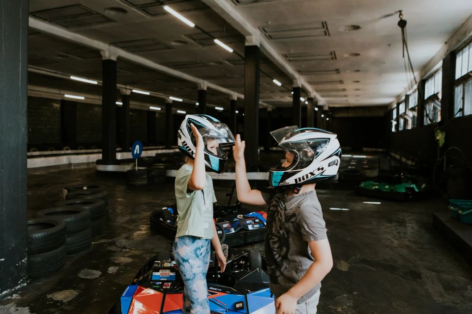 bērni sasit plaukstas pēc kartingu brauciena
