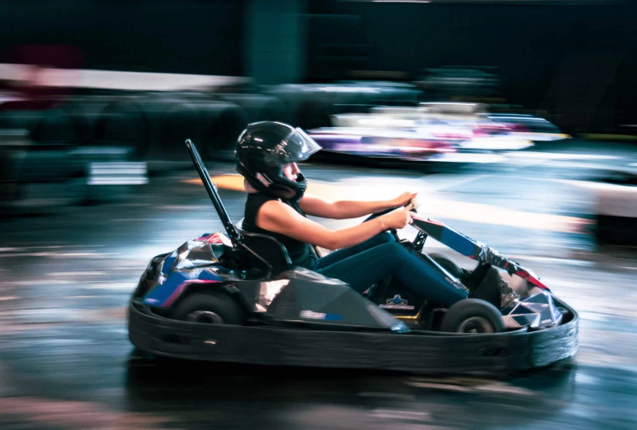 sieviete brauc ar kartingu juglas kartingu hallē