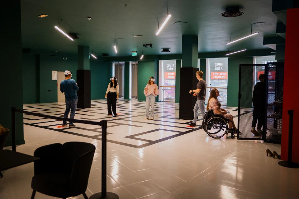 komanda spēlē virtuālo realitāti bez vadiem