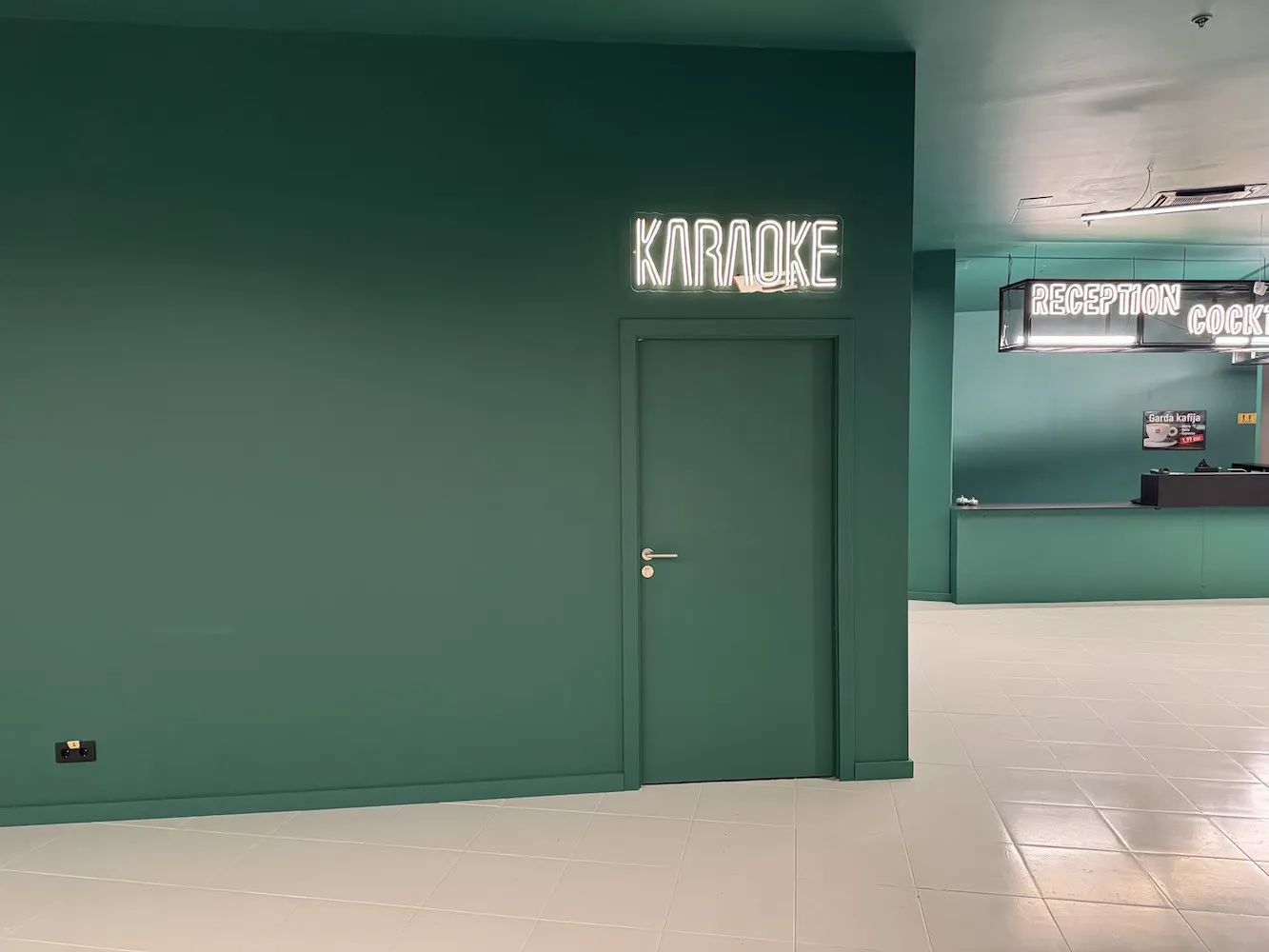 Privātās karaoke istabas ieeja GUNSnLASERS parkā Galerijā Centrs