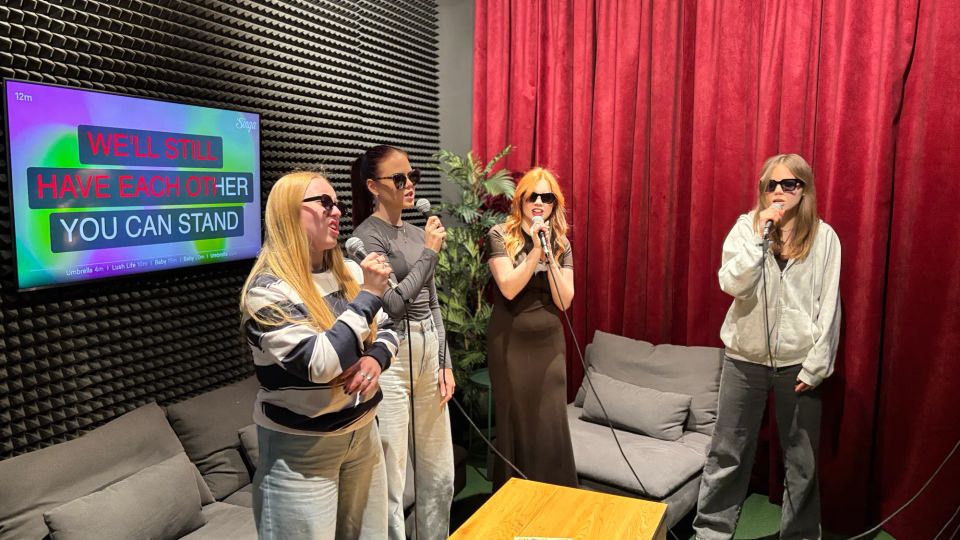 draugi dzied karaoke gunsnlasers izklaides parkā