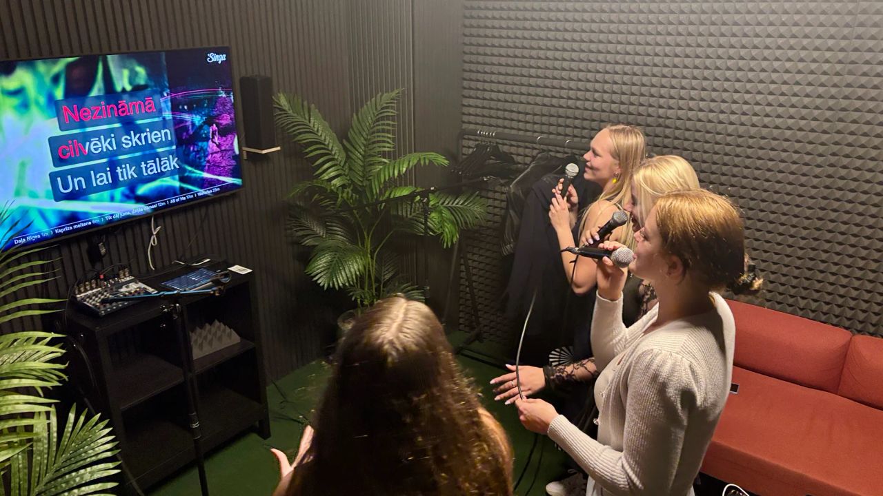 vecmeitu ballītē dzied karaoke