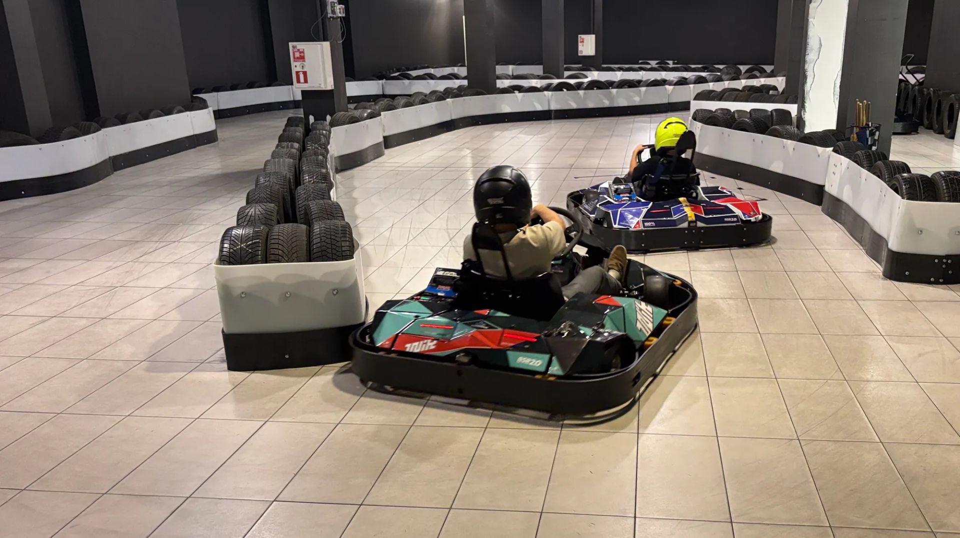 ballīte kartingu hallē