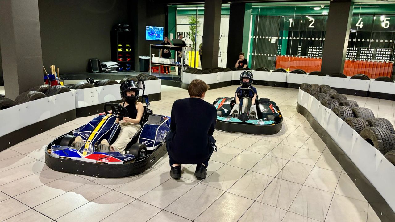 instruktors stāsta kartingu noteikumus
