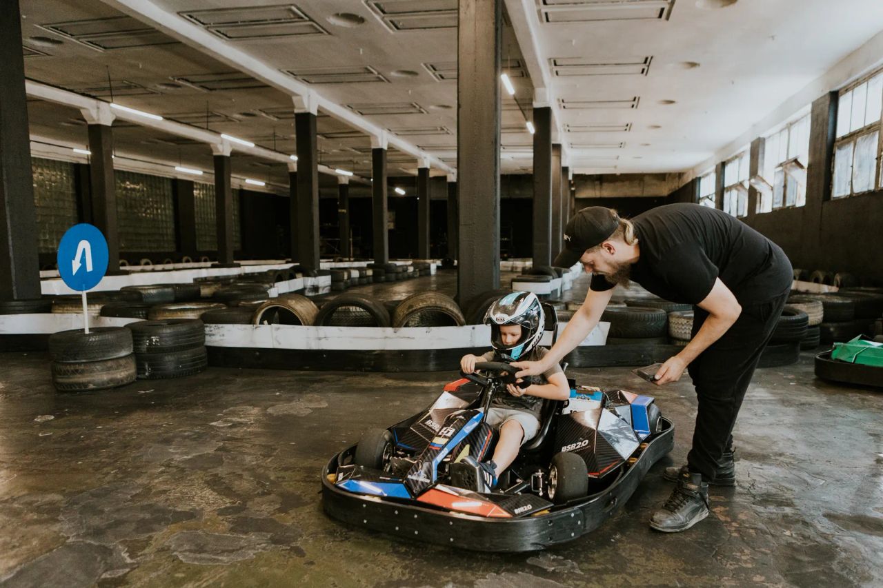 bērns brauc ar elektrokartingu Rīgā