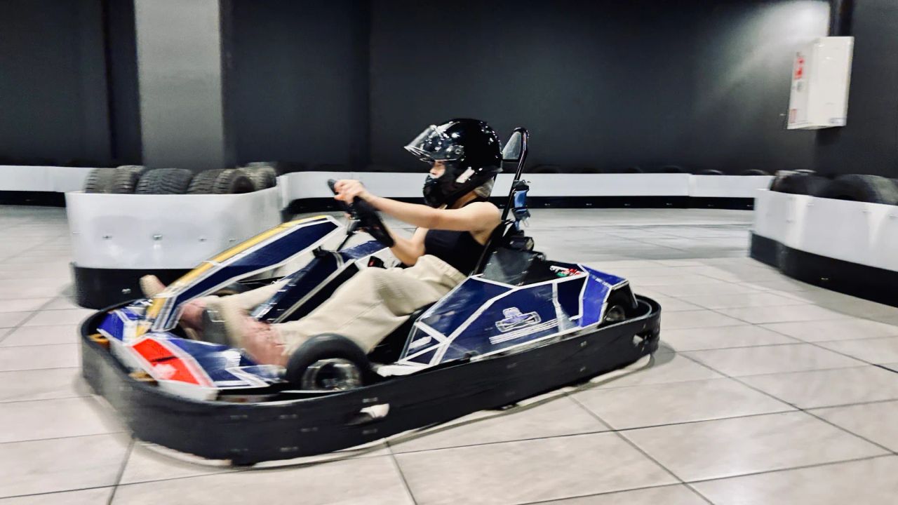 braucējs elektrokartingu trasē Juglā