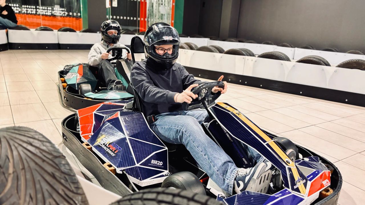 kartingu trase gunsnlasers galerijā centrs