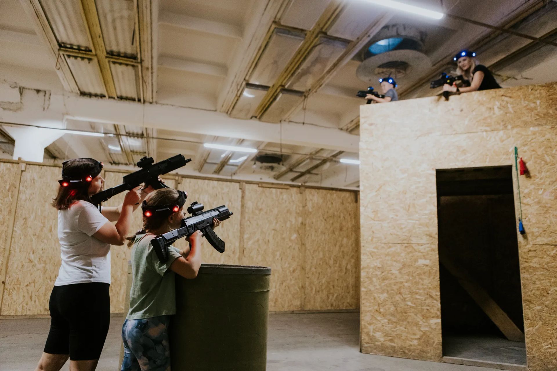 lāzertaga komandu spēle GUNSnLASERS izklaides parkos
