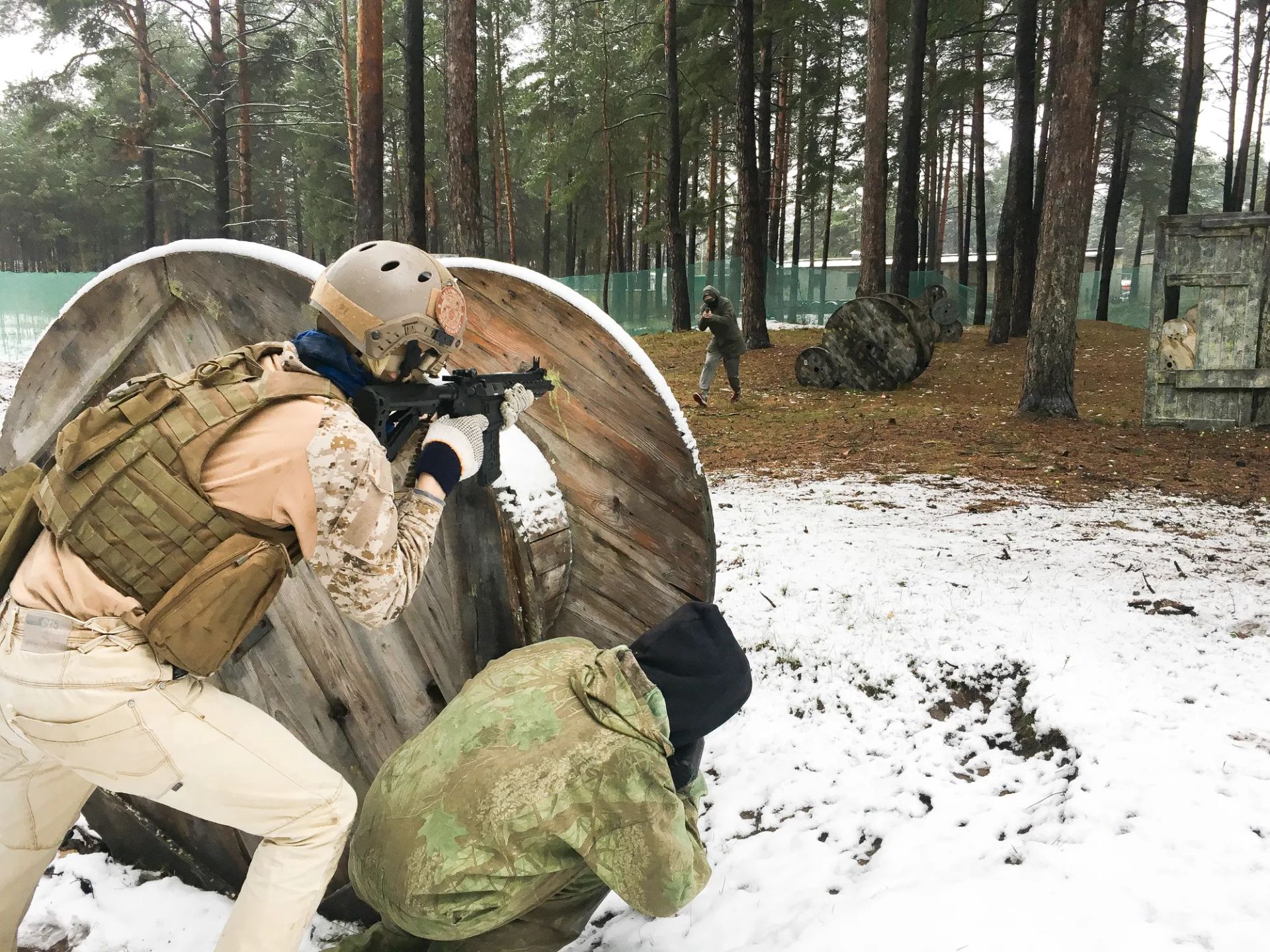 airsoft spēle mežaparka airsoft laukumā