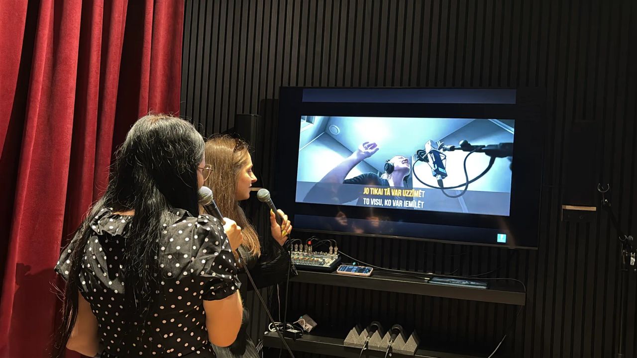 draugu karaoke privātās telpās